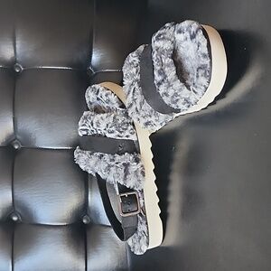 Koolaburra By Ugg Fuzz'd Out Adjustable Sandal Size 8